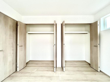 [@`Closet`@ǖʃN[[bg΃^XuKvȂAôȂXbLԂێł܂BꂽXy[XLɊpłBG߂̈ߗނ̕iȂǂՂ[o܂ˁ