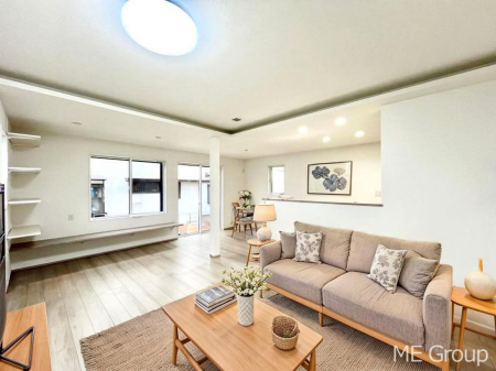 rO@`Living`@O̗ȂVvłLDKB傫ȑނ̂Ŏ邭AƑ̌ȅƂăsb^łBJƓ̗ǂ𐥔񂲗I@ƋCGł