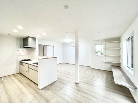 rO@`Living`@Ƒ̐HĉقAqǂV΂AFl肷LDK͏Z܂̒SBԉ߂ꏊA̋Ԃ͏Z܂Ŝ̋SnE܂B