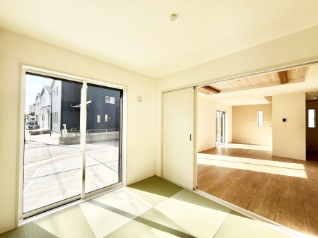 �q�������@�����`Japanese Room�`�@LDK�אڂ̘a���́A�A�C���������Ȃǉ��l�̉Ǝ��X�y�[�X�Ƃ��āA�܂������Ȃ��q�l�̂��邲�ƒ�ł͂����Q�₨�ނւ��̏�Ƃ��Ă����p���������܂��B