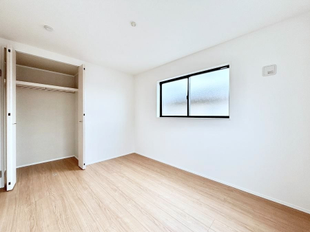 �Q���@�������Q�������`Bed Room�`  �S�����ɂ͎��[�N���[�[�b�g�������I���i�g���̂��m���⏬���͂������A�G�ߕ��̂��m���Ȃǂ���������Ɛ������ڂ����܂������܂��B  ������Ԃ��L���g�p�ł��܂��ˁB