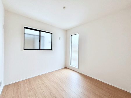 �q�������@�������Q�������`Bed Room�`�@�q�������͂��q�l�ɂƂ��đ�Ϗd�Ȗ���������܂��B�q����l�ŉ߂�����Ԃ�^���邱�ƂŁA�h���׋����Ԃ����R�Ƒ����܂����畔���̕Еt����|���Ȃǂ��������ƂɌq����܂��B