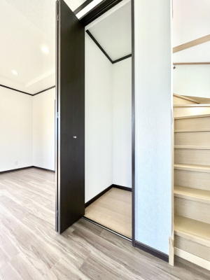 ���̑����ρ@���r���O���[�B�����Ɏ��[������ƕ����W�܂�LDK���X�b�L���Еt�������ł��ˁB  