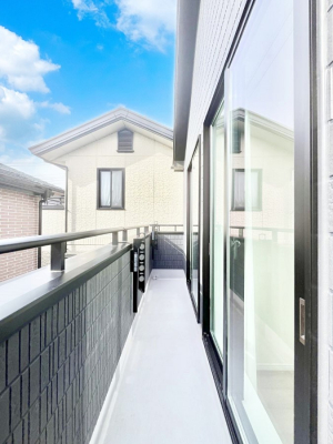 oRj[@`Balcony`@̃oRj[̑Oɂ͉_ȊOɑzՂ̂܂B󕨂₷A薾邭ĈĂ܂BƑS̐󕨂CɊ܂B