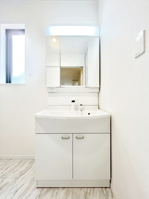 ʑEʏ@`Dressing Room`@邭pE_[[Bgꏊ炱AKȋԂƂȂĂ܂BVv[hbT[̗pĂ܂̂ŁAVyɏo܂B