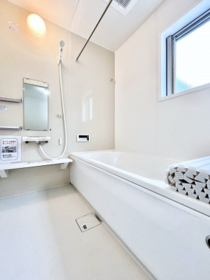 �����@�����`Bath Room�`�@�������Ƒ���L�΂��ē������邱�Ƃ��\�I����̔�������M�d�ȃo�X�^�C���ł��B���q�l�Ƃ��ꏏ�ł��\���ȍL���Ȃ̂ŁA���r���O�Ƃ͈�����Ƒ��c�R�̂ЂƎ������y���݂��������܂��B