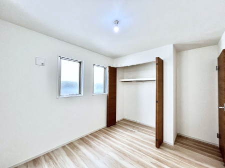 �q�������@�����`Bed Room�`�@�������������̂��ˌ��Ẵ����b�g�ł��B���Ƒ������������ƂŎ苷�Ɋ����Ă����Z�܂����ˌ��Ăł͊e�����v���C�o�V�[��ۂ��Ƃ��ł��܂��B�Z�܂��ɂ�Ƃ肪���܂�S�������b�N�X�ł��܂���