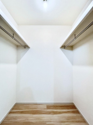 ���̑��@�����`Walk-in Closet�`�@�K�v�Ȃ��̂�R�[�f�B�l�[�g���ꗗ���Ċm�F�ł��A�g�x�x�⏀�����Z���ԂōςރE�H�[�N�C���N���[�[�b�g��ݒu���܂����B�Ƃ̒�����������Ƃ�����֗��Ȏ��[�X�y�[�X�ł��B