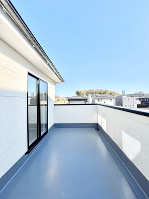 �o���R�j�[�@�����`Balcony�`�@������̃o���R�j�[�̑O�ɂ͉_�ȊO�ɑ��z���Ղ���̂�����܂���B�����󕨂������₷���A����薾�邭�C�����̂������������Ă��܂��B�Ƒ��S�����̐��󕨂���C�Ɋ����܂��B