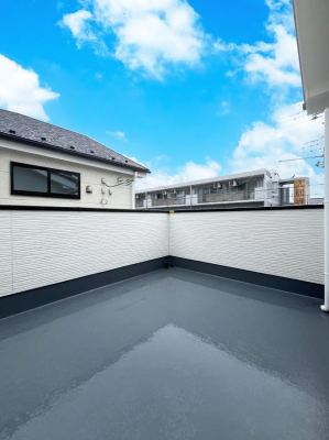 �o���R�j�[�@�������P�������`Balcony�`  �傫�ȋ�Ɉ͂܂ꂽ�C�����̂����ƁB  �o���R�j�[��`�������ň��|�I�ȊJ�����ɕ�܂�܂��B  �o���R�j�[�͗z���������݂��z�c����󕨂��C�����悭�������Ƃ��ł��܂��B