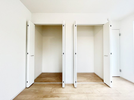 ���[�@�������P�������`Closet�`�@�ǖʃN���[�[�b�g������΃^���X��u���K�v���Ȃ��A�o������̂Ȃ��X�b�L����Ԃ��ێ��ł��܂��B����ꂽ�X�y�[�X��L���Ɋ��p�ł������B�ߗނ��̕i�Ȃǂ����Ղ���[�o���܂��ˁ�