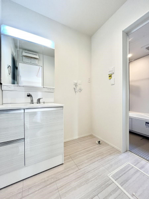 ���̑��@������1�������`Dressing Room�`  ����������F�����œ��ꂳ��Ă���ƁA�X�b�L���Ɛ�������ۂ������܂��B���̗��ɂ͂����Ղ�Ǝ��[�X�y�[�X��W�������I�����́A�V���v�����@�\�����d�����āB