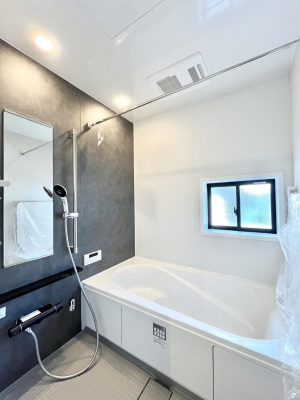 �����@������1�������`Bath Room�`  �L�X�Ƃ������͋C�̗ǂ��o�X���[���B  ���q�l�ƈꏏ�ɂ����C�ɓ���y���݁A�v���o�̈�y�[�W�����܂���؂ȏu�ԁB  ���X�̔������t���b�V���ł������ł��B