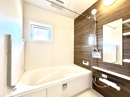 �����@������1�������`Bath Room�`  �L�X�Ƃ������͋C�̗ǂ��o�X���[���B  ���q�l�ƈꏏ�ɂ����C�ɓ���y���݁A�v���o�̈�y�[�W�����܂���؂ȏu�ԁB  ���X�̔������t���b�V���ł������ł��B