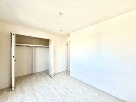 �Q���@������1�������`Bed Room�`  �S�����ɂ͎��[�N���[�[�b�g�������I���i�g���̂��m���⏬���͂������A�G�ߕ��̂��m���Ȃǂ���������Ɛ������ڂ����܂������܂��B  ������Ԃ��L���g�p�ł��܂��ˁB