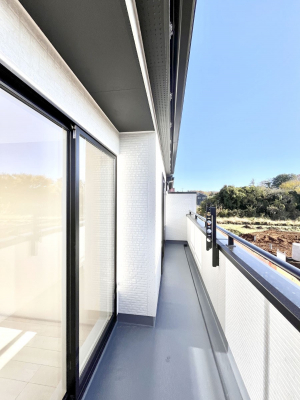 �o���R�j�[�@������1�������`Balcony�`�@������̃o���R�j�[�̑O�ɂ͉_�ȊO�ɑ��z���Ղ���̂�����܂���B�����󕨂������₷���A����薾�邭�C�����̂������������Ă��܂��B�g���₷���J���I�ȃo���R�j�[�ł���