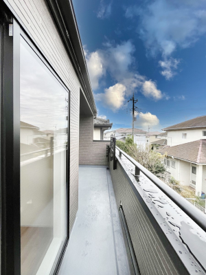 oRj[@`Balcony`@̃oRj[̑Oɂ͉_ȊOɑzՂ̂܂B󕨂₷A薾邭ĈĂ܂BƑS̐󕨂CɊ܂B