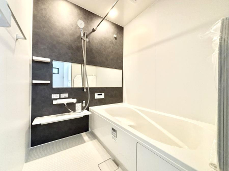 �����@������2�������`Bath Room�`�@����L�΂��ē������邱�Ƃ��\�I����̔�������M�d�ȃo�X�^�C���ł��B���q�l�Ƃ��ꏏ�ł��\���ȍL���Ȃ̂ŁA���r���O�Ƃ͈�����Ƒ��c�R�̂ЂƎ������y���݂��������܂��B