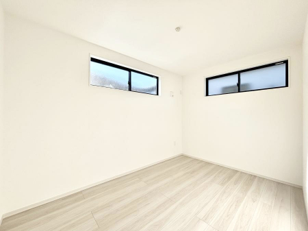 �q�������@������2�������`Bed Room�`�@�q�������͂��q�l�ɂƂ��đ�Ϗd�Ȗ���������܂��B�q����l�ŉ߂�����Ԃ�^���邱�ƂŁA�h���׋����Ԃ����R�Ƒ����܂����畔���̕Еt����|���Ȃǂ��������ƂɌq����܂��B