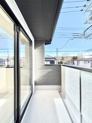 �o���R�j�[�@������2�������`Balcony�`  �傫�ȋ�Ɉ͂܂ꂽ�C�����̂����ƁB  �o���R�j�[��`�������ň��|�I�ȊJ�����ɕ�܂�܂��B  �o���R�j�[�͗z���������݂��z�c����󕨂��C�����悭�������Ƃ��ł��܂��B