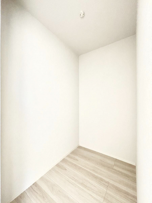 ���̑��@������2�������`Walk-in Closet�`�@��������̗m���������Ă��V���ɂȂ�ɂ����E�H�[�N�C���N���[�[�b�g�B�m���ȊO�ɂ��A���i�g��Ȃ��Ɠd��X�[�c�P�[�X�A�X�g�b�N�i�Ȃǉ��ł��Еt����������Ԃł��B