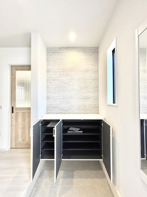 ���̑����ρ@�ݔ���2�����������Ղ���[�ł���V���[�Y�{�b�N�X�ŉƑ��S���̌C���A���ւ�������B  