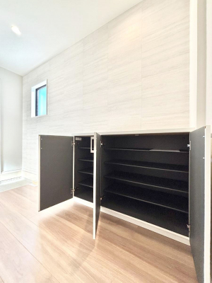 ���̑����ρ@�����Ղ���[�ł���V���[�Y�{�b�N�X�ŉƑ��S���̌C���A���ւ�������B  