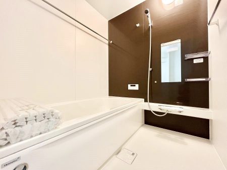 �����@�����`Bath Room�`�@�������Ƒ���L�΂��ē������邱�Ƃ��\�I����̔�������M�d�ȃo�X�^�C���ł��B�\���ȍL���Ȃ̂ŁA���r���O�Ƃ͈�����Ƒ��c�R�̂ЂƎ������y���݂��������܂��B