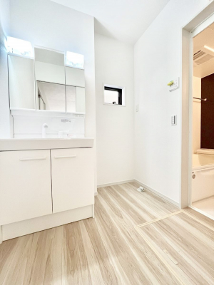 ���̑��@�������Q�������`Dressing Room�`�@���邭����������p�E�_�[���[���B�����g���ꏊ�����炱���A���K�ȋ�ԂƂȂ��Ă���܂��B�V�����v�[�h���b�T�[���̗p���Ă���܂��̂ŁA���V��������y�ɏo���܂��B