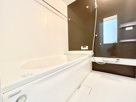 �����@�������Q�������`Bath Room�`�@����L�΂��ē������邱�Ƃ��\�I����̔�������M�d�ȃo�X�^�C���ł��B���q�l�Ƃ��ꏏ�ł��\���ȍL���Ȃ̂ŁA���r���O�Ƃ͈�����Ƒ��c�R�̂ЂƎ������y���݂��������܂��B