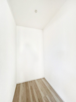 ���̑��@�������Q�������`Walk-in Closet�`�@��������̗m���������Ă��V���ɂȂ�ɂ����E�H�[�N�C���N���[�[�b�g�B�m���ȊO�ɂ��A���i�g��Ȃ��Ɠd��X�[�c�P�[�X�A�X�g�b�N�i�Ȃǉ��ł��Еt����������Ԃł��B