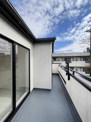 �o���R�j�[�@�����`Balcony�`�@�쑤�ɐݒu���ꂽ���s���̂��郏�C�h�o���R�j�[�B�S�n�悢�z�˂���g���ȕ����y���ނ��Ƃ��o���܂��B���ꂽ���ɂ͂����Ղ�̐��󕨂�z�c�������܂��I�g���₷���J���I�ȃo���R�j�[�ł���