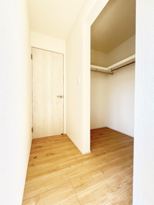 ���̑��@�����`Walk-in Closet�`�@�K�v�Ȃ��̂�R�[�f�B�l�[�g���ꗗ���Ċm�F�ł��A�g�x�x�⏀�����Z���ԂōςރE�H�[�N�C���N���[�[�b�g��ݒu���܂����B�Ƃ̒�����������Ƃ�����֗��Ȏ��[�X�y�[�X�ł��B