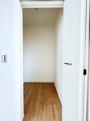 ���̑��@������1�������`Walk-in Closet�`�@��������̗m���������Ă��V���ɂȂ�ɂ����E�H�[�N�C���N���[�[�b�g�B�m���ȊO�ɂ��A���i�g��Ȃ��Ɠd��X�[�c�P�[�X�A�X�g�b�N�i�Ȃǉ��ł��Еt����������Ԃł��B