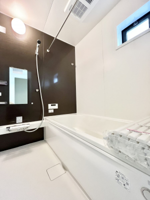 �����@�������Q�������`Bath Room�`�@�������������͋C�̗����Ŗ����Ɍ����ă��t���b�V���B���������@�\���t���Ă���̂ŗׂ̐���@�u����Ő􂢏オ�������󕨂��A�J�̓����V�C���C�ɂ������������邱�Ƃ��\�ł��B