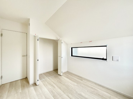 �q�������@�������Q�������`Bed Room�`�@�q�������͂��q�l�ɂƂ��đ�Ϗd�Ȗ���������܂��B�q����l�ŉ߂�����Ԃ�^���邱�ƂŁA�h���׋����Ԃ����R�Ƒ����܂����畔���̕Еt����|���Ȃǂ��������ƂɌq����܂��B