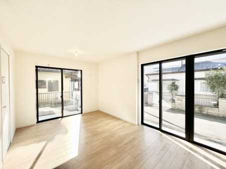 rO@`Living`Lȗz̏ꏊƂ炵B  邱̋Ԃ݂͂Ȃ̏Ί炪WꏊAYA邱Ƃ̂Ȃ킢ȂbyގԁA̎vԂꏊB