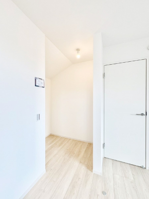 ���̑��@�������P�������`Walk-in Closet�`�@��������̗m���������Ă��V���ɂȂ�ɂ����E�H�[�N�C���N���[�[�b�g�B�m���ȊO�ɂ��A���i�g��Ȃ��Ɠd��X�[�c�P�[�X�A�X�g�b�N�i�Ȃǉ��ł��Еt����������Ԃł��B