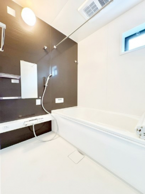 �����@�������Q�������`Bath Room�`�@���t���̃o�X���[���́A�̌������薾�邭�C�����̗ǂ���Ԃł��B�������邱�ƂŁA���C�����ǍD�B������芰����o�X���[���ŁA�����̃o�X�^�C�����y���݂ɂȂ肻���ł��B