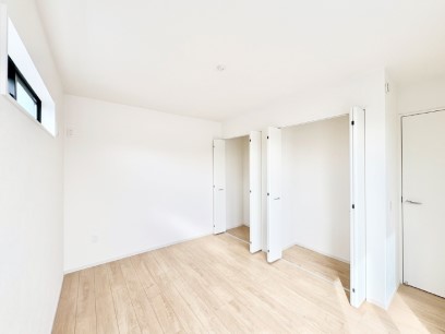 �Q���@�������Q�������`Bed Room�`  �S�����ɂ͎��[�N���[�[�b�g�������I���i�g���̂��m���⏬���͂������A�G�ߕ��̂��m���Ȃǂ���������Ɛ������ڂ����܂������܂��B  ������Ԃ��L���g�p�ł��܂��ˁB