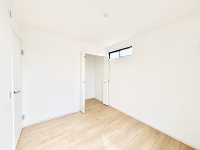 �q�������@�������Q�������`Bed Room�`�@�q�������͂��q�l�ɂƂ��đ�Ϗd�Ȗ���������܂��B�q����l�ŉ߂�����Ԃ�^���邱�ƂŁA�h���׋����Ԃ����R�Ƒ����܂����畔���̕Еt����|���Ȃǂ��������ƂɌq����܂��B