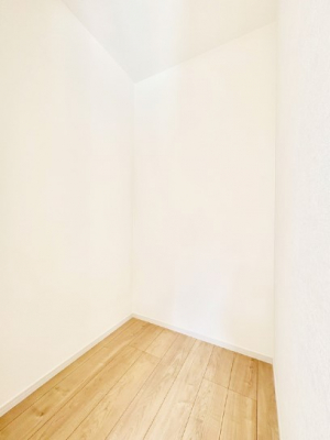 ���̑��@�������Q�������`Walk-in Closet�`�@��������̗m���������Ă��V���ɂȂ�ɂ����E�H�[�N�C���N���[�[�b�g�B�m���ȊO�ɂ��A���i�g��Ȃ��Ɠd��X�[�c�P�[�X�A�X�g�b�N�i�Ȃǉ��ł��Еt����������Ԃł��B