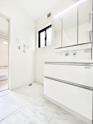 ̑@P`Dressing Room`  \ȑ傫̐ʑ͎[鎖ȂAgȂ݃`FbN⎕ȂǁA̍QԂłzeCNȃXy[Xŗ]TƂƂĒ܂B