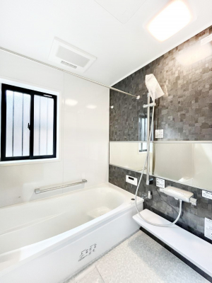 @P`Bath Room`@t̃oX[́Ǎ薾邭C̗ǂԂłB邱ƂŁACǍDB芰oX[ŁÃoX^Cy݂ɂȂ肻łB