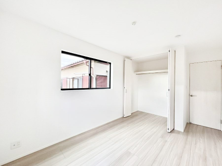 Q@P`Bed Room`  Sɂ͎[N[[bgIiĝm⏬͂AGߕ̂mȂǂƐڂ܂܂B  ԂLgpł܂ˁB