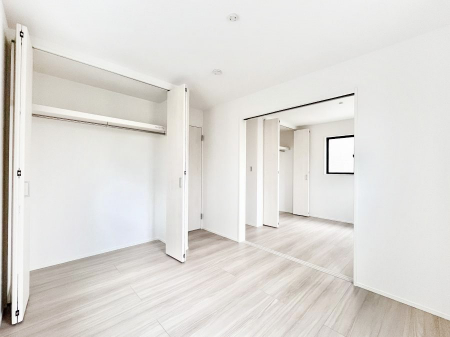 q@P`Bed Room`@q͂qlɂƂđϏdȖ܂Bqlŉ߂Ԃ^邱ƂŁAh׋ԂRƑ܂畔̕Еt|ȂǂƂɌq܂B