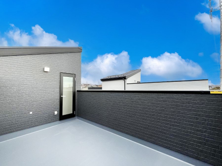 oRj[@P`Balcony`@傫ȋɈ͂܂ꂽĈƁBoRj[`ň|IȊJɕ܂܂BoRj[͗z݂zc󕨂C悭Ƃł܂B