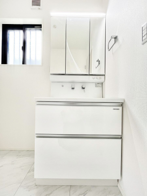 ʑEʏ@P`Dressing Room`  FœꂳĂƁAXbLƐۂ܂B̗ɂ͂ՂƎ[Xy[XWÍAVv@\dāB