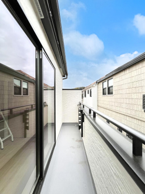 �o���R�j�[�@������B�������`Balcony�`�@������̃o���R�j�[�̑O�ɂ͉_�ȊO�ɑ��z���Ղ���̂�����܂���B�����󕨂������₷���A����薾�邭�C�����̂������������Ă��܂��B�g���₷���J���I�ȃo���R�j�[�ł���