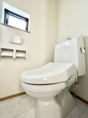 �g�C���@������B�������`Toilet�`�@�Y��E�X�b�L���E���K�ȃE�H�V�����b�g�t�g�C���ł��낰���Ԃł��B1�A2�K���Ƀg�C���X�y�[�X�I�̌������薾�邭�A���K��ԂƂȂ��Ă���܂��������g���ꏊ�����炱���̔z���ł��I